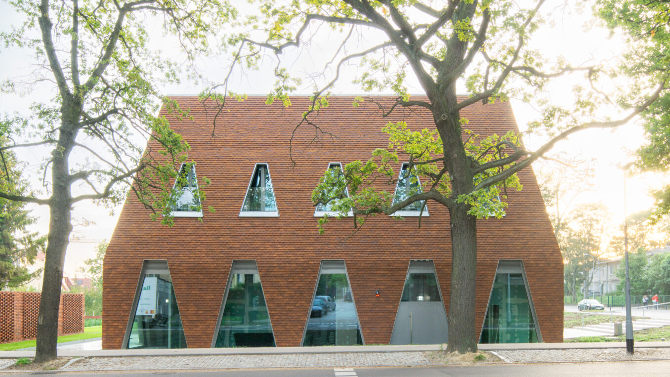 Ośrodek Szkoleniowo Naukowy Okręgowej Izby Lekarskiej w Gdańsku autorstwa Marka i Karola Wawrzyniaków z pracowni TOPROJEKT z Rybnika