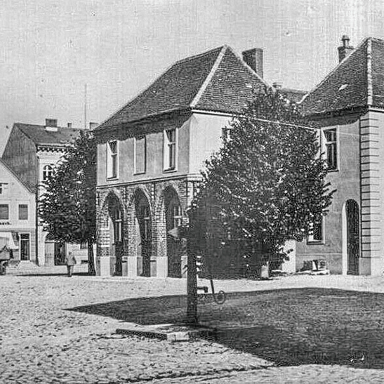 Czarno-białe zdjęcie starego rynku w Trzebiatowie