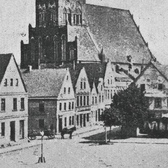 Czarno-białe zdjęcie starego rynku w Trzebiatowie