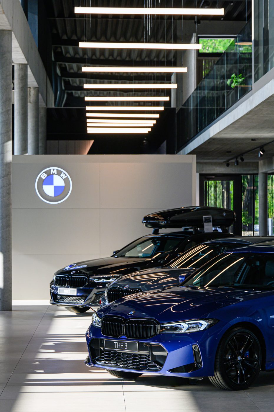 Projekt wnętrza salonu samochodowego BMW standard Retail Next detal wejścia