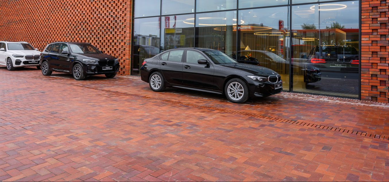 samochody BMW na ceglanej posadzce