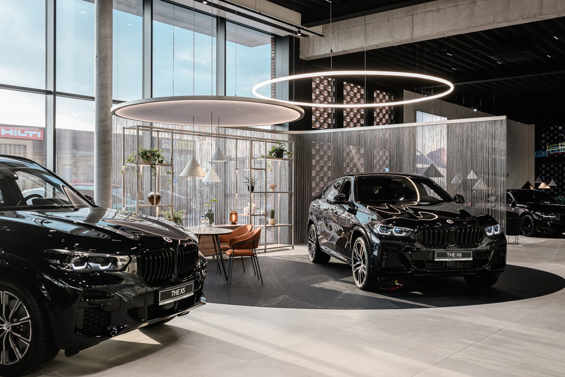 Projekt wnętrza salonu samochodowego BMW w standardzie Retail Next połączenie stanowiska rozmów z ekspozycją samochodu