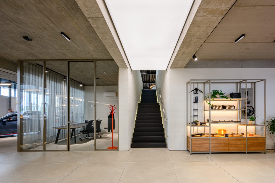 Projekt wnętrza salonu samochodowego BMW w standardzie Retail Next schody na piętro