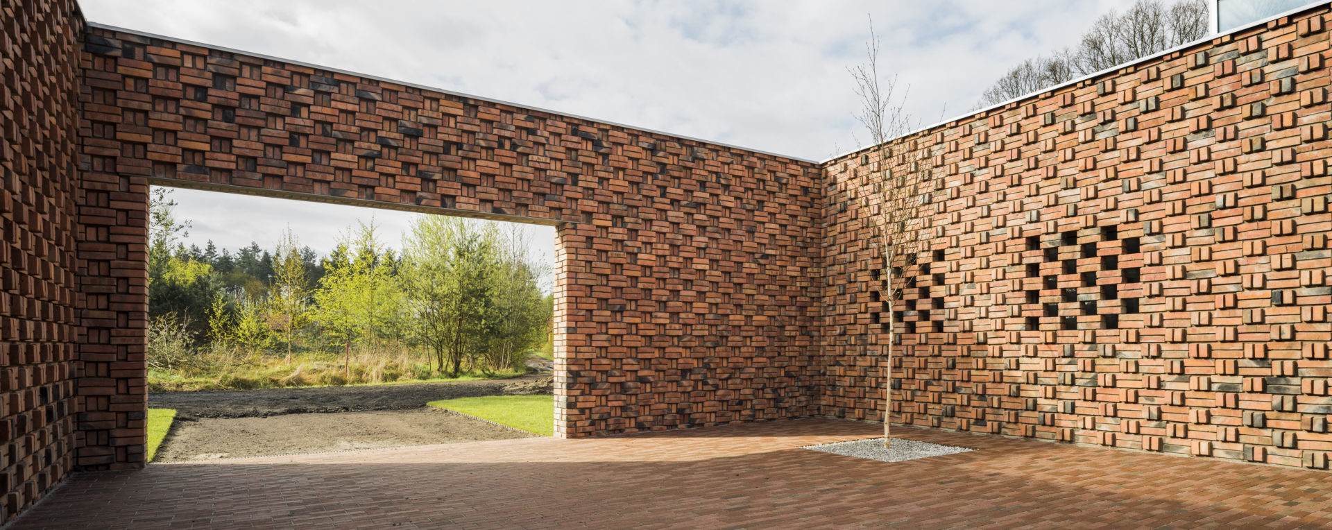 Brama ceglanego dziedzińca indywidualny projekt domu