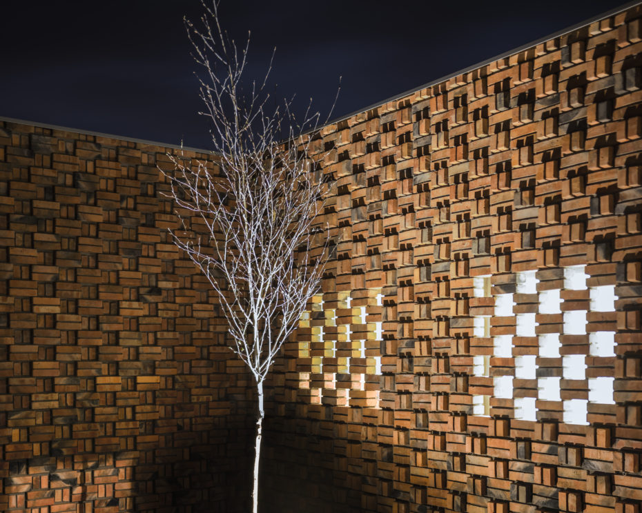 Nocne światło na ścianach domowego patio z cegły