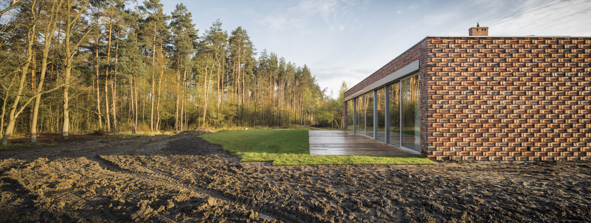widok na najpiękniejszy ceglany dom i taras z podwórka