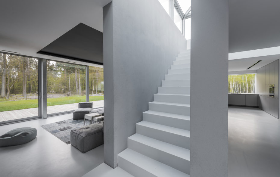 Wnętrze ceglanego domu z widokiem na Las