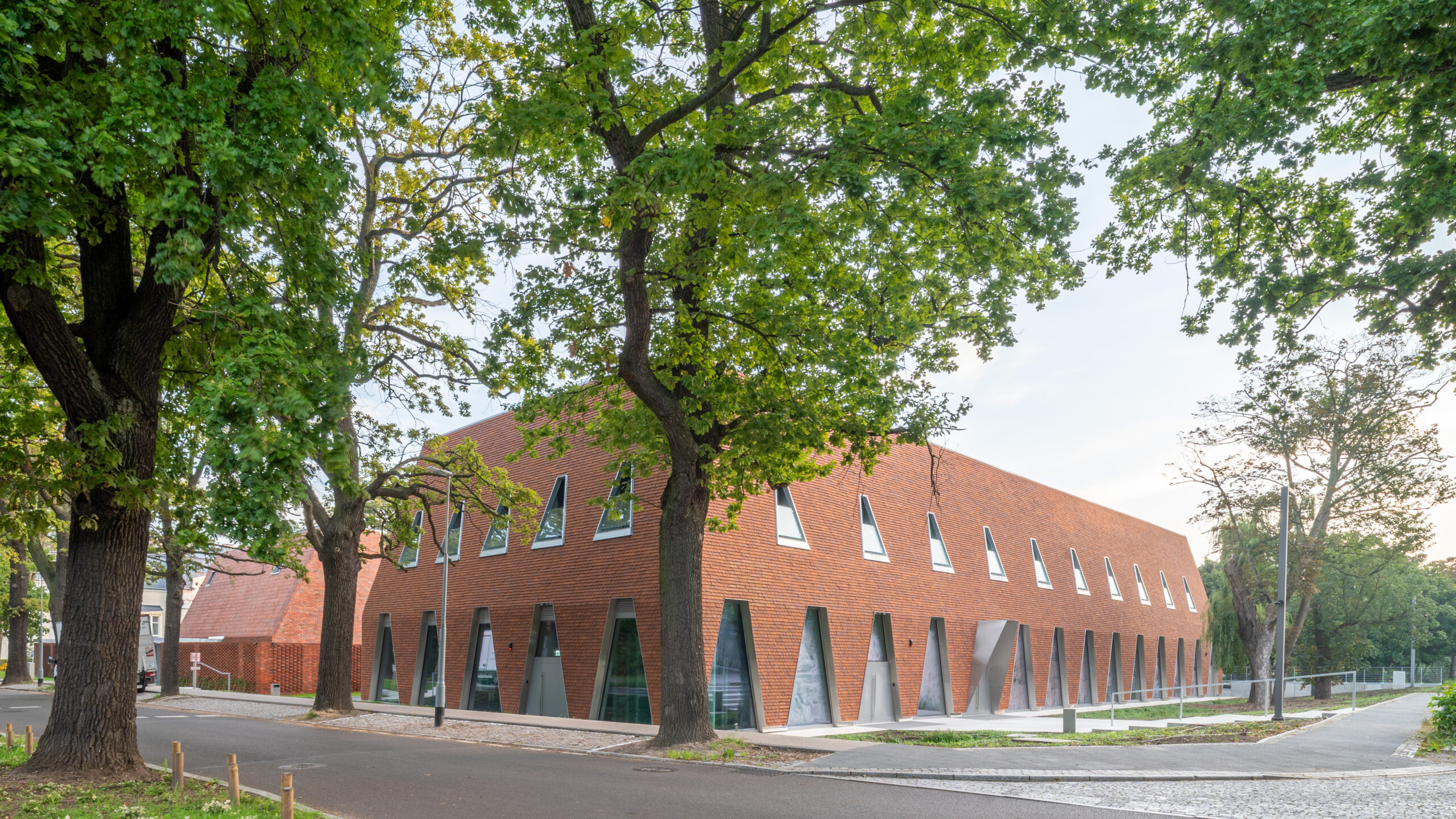 Ośrodek Szkoleniowo Naukowy Okręgowej Izby Lekarskiej w Gdańsku autorstwa Marka i Karola Wawrzyniaków z pracowni TOPROJEKT z Rybnika